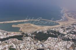 Image du Maroc Professionnelle de  Vue aérienne d'Asilah, ville du nord du Maroc sur l'océan Atlantique à 40 km au sud de Tanger, Vendredi 9 Août 2002.  (Photo / Abdeljalil Bounhar)



 